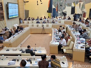 Ratusan Ribu Hektare Hutan di Sumatera Disulap Jadi Tambang dan Kebun!