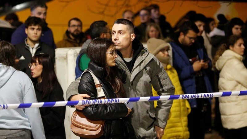 Petugas tanggap darurat bekerja di lokasi kejadian setelah sebuah kereta cepat tergelincir dan menabrak kereta lain yang datang dari arah berlawanan, dekat Adamuz, di provinsi Cordoba, Spanyol, 18 Januari 2026, dalam cuplikan layar yang diambil dari video media sosial ini. (@ibuprofeno600mg via X/via REUTERS)