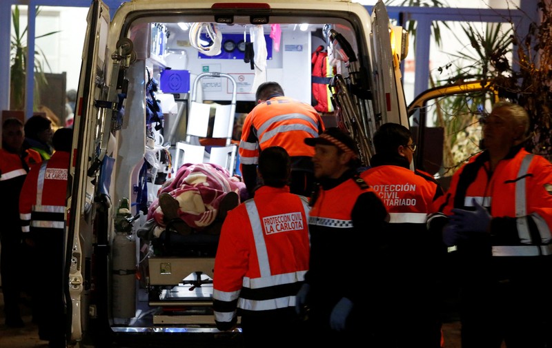 Petugas tanggap darurat bekerja di lokasi kejadian setelah sebuah kereta cepat tergelincir dan menabrak kereta lain yang datang dari arah berlawanan, dekat Adamuz, di provinsi Cordoba, Spanyol, 18 Januari 2026, dalam cuplikan layar yang diambil dari video media sosial ini. (@ibuprofeno600mg via X/via REUTERS)