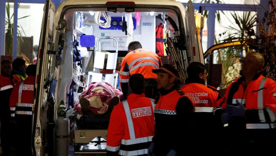 Petugas tanggap darurat bekerja di lokasi kejadian setelah sebuah kereta cepat tergelincir dan menabrak kereta lain yang datang dari arah berlawanan, dekat Adamuz, di provinsi Cordoba, Spanyol, 18 Januari 2026, dalam cuplikan layar yang diambil dari video media sosial ini. (@ibuprofeno600mg via X/via REUTERS)