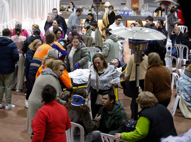 Petugas tanggap darurat bekerja di lokasi kejadian setelah sebuah kereta cepat tergelincir dan menabrak kereta lain yang datang dari arah berlawanan, dekat Adamuz, di provinsi Cordoba, Spanyol, 18 Januari 2026, dalam cuplikan layar yang diambil dari video media sosial ini. (@ibuprofeno600mg via X/via REUTERS)