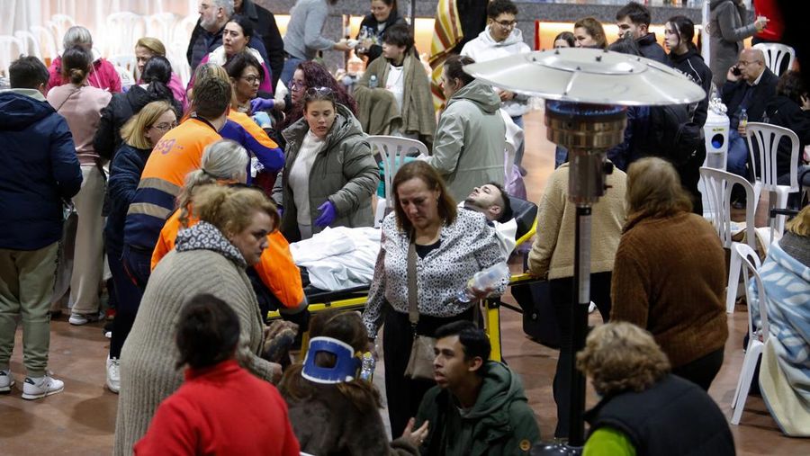 Petugas tanggap darurat bekerja di lokasi kejadian setelah sebuah kereta cepat tergelincir dan menabrak kereta lain yang datang dari arah berlawanan, dekat Adamuz, di provinsi Cordoba, Spanyol, 18 Januari 2026, dalam cuplikan layar yang diambil dari video media sosial ini. (@ibuprofeno600mg via X/via REUTERS)