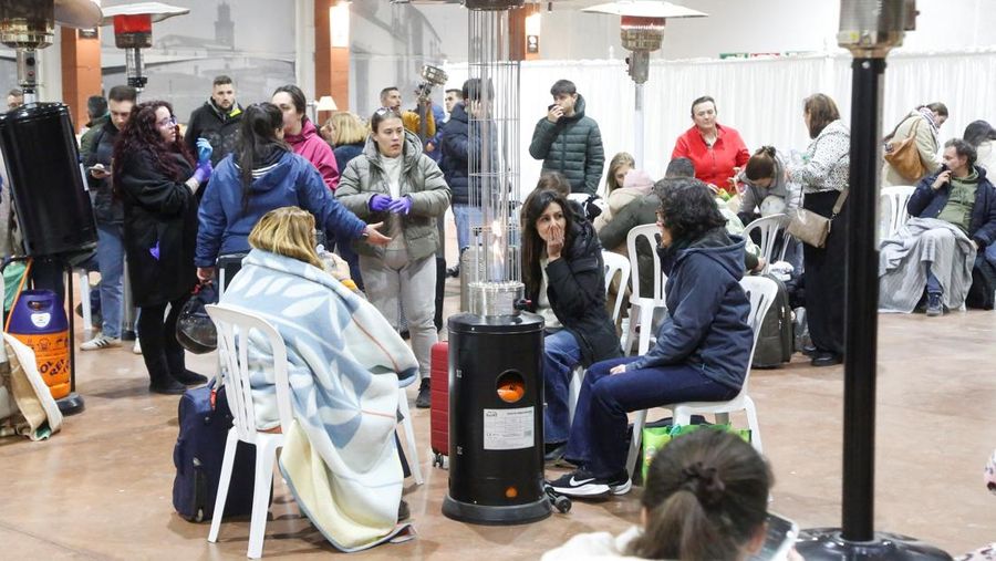 Petugas tanggap darurat bekerja di lokasi kejadian setelah sebuah kereta cepat tergelincir dan menabrak kereta lain yang datang dari arah berlawanan, dekat Adamuz, di provinsi Cordoba, Spanyol, 18 Januari 2026, dalam cuplikan layar yang diambil dari video media sosial ini. (@ibuprofeno600mg via X/via REUTERS)