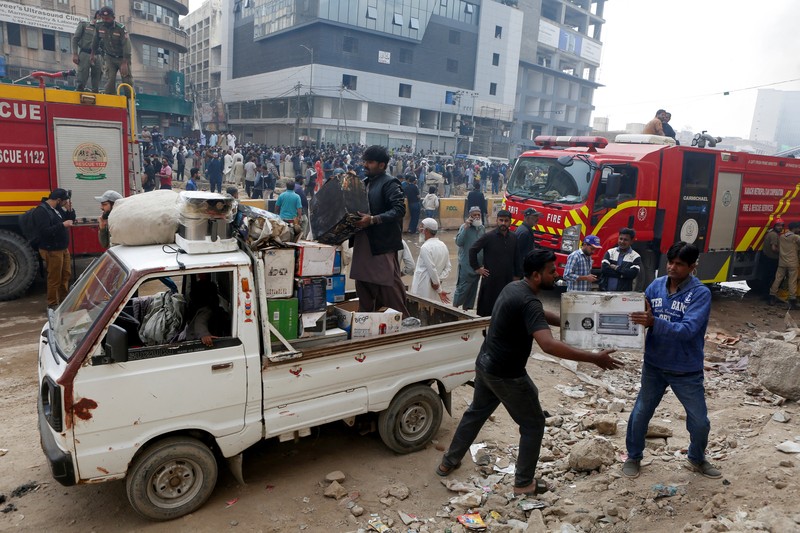 Kobaran api dan asap membubung dari kebakaran yang terjadi di Pusat Perbelanjaan Gul Plaza di Karachi, Pakistan, 18 Januari 2026. (REUTERS/Stringer)