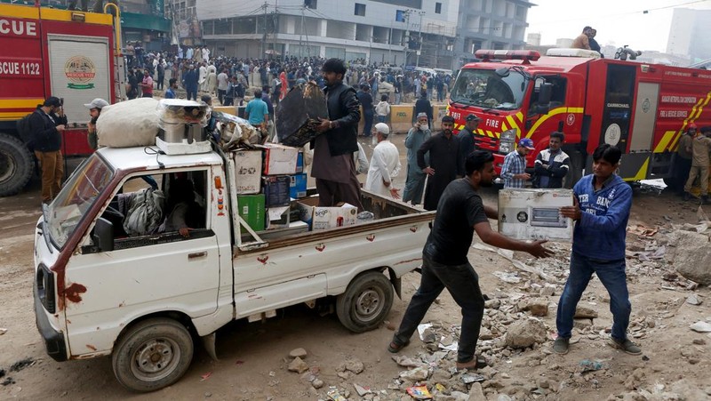 Kobaran api dan asap membubung dari kebakaran yang terjadi di Pusat Perbelanjaan Gul Plaza di Karachi, Pakistan, 18 Januari 2026. (REUTERS/Stringer)