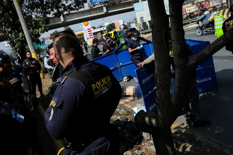 Polisi anti huru hara memasuki penjara Zona 18 selama kekerasan geng menyusul kerusuhan penjara yang menewaskan beberapa petugas polisi, di Kota Guatemala, Guatemala, 18 Januari 2026. (REUTERS/Josue Decavele)