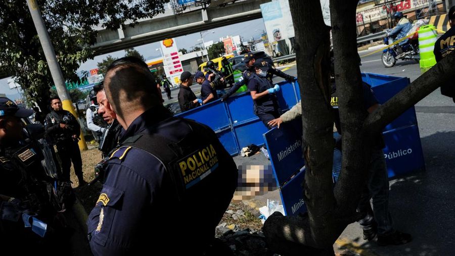 Polisi anti huru hara memasuki penjara Zona 18 selama kekerasan geng menyusul kerusuhan penjara yang menewaskan beberapa petugas polisi, di Kota Guatemala, Guatemala, 18 Januari 2026. (REUTERS/Josue Decavele)