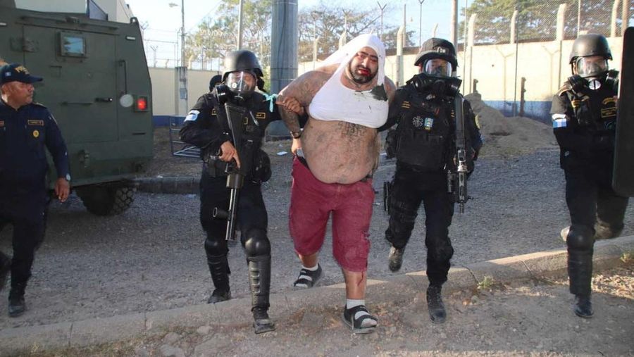 Polisi anti huru hara memasuki penjara Zona 18 selama kekerasan geng menyusul kerusuhan penjara yang menewaskan beberapa petugas polisi, di Kota Guatemala, Guatemala, 18 Januari 2026. (REUTERS/Josue Decavele)