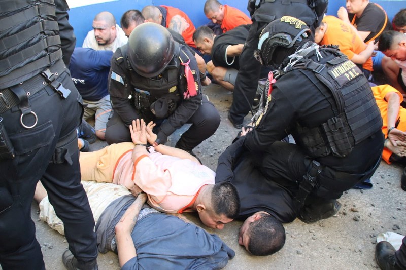 Polisi anti huru hara memasuki penjara Zona 18 selama kekerasan geng menyusul kerusuhan penjara yang menewaskan beberapa petugas polisi, di Kota Guatemala, Guatemala, 18 Januari 2026. (REUTERS/Josue Decavele)