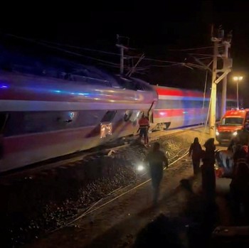 Potret Kereta Cepat Adu Banteng, 21 Orang Tewas