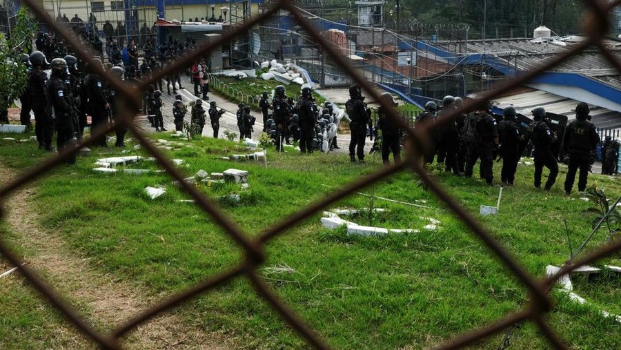 Polisi anti huru hara memasuki penjara Zona 18 selama kekerasan geng menyusul kerusuhan penjara yang menewaskan beberapa petugas polisi, di Kota Guatemala, Guatemala, 18 Januari 2026. (REUTERS/Josue Decavele)