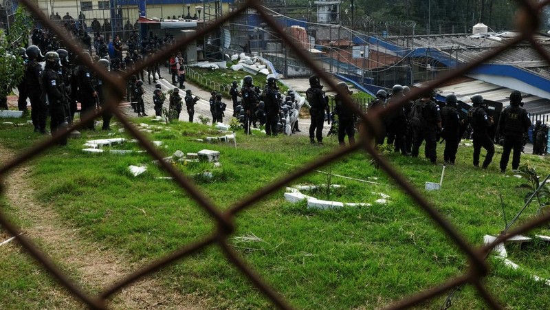 Polisi anti huru hara memasuki penjara Zona 18 selama kekerasan geng menyusul kerusuhan penjara yang menewaskan beberapa petugas polisi, di Kota Guatemala, Guatemala, 18 Januari 2026. (REUTERS/Josue Decavele)