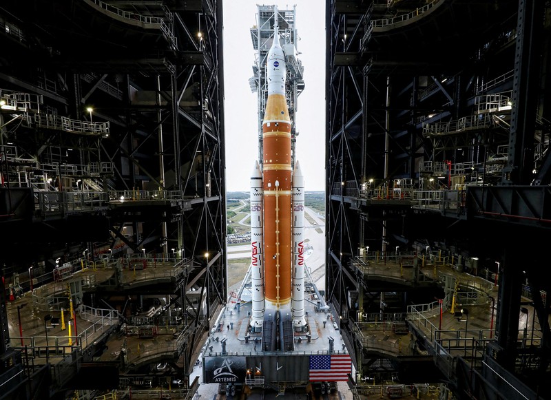 Roket Space Launch System (SLS), dengan kapsul awak Orion, berdiri di kompleks peluncuran 39B saat persiapan terus berlanjut untuk misi Artemis 2 ke Bulan di Kennedy Space Center di Cape Canaveral, Florida, AS, 18 Januari 2026. (REUTERS/Steve Nesius)