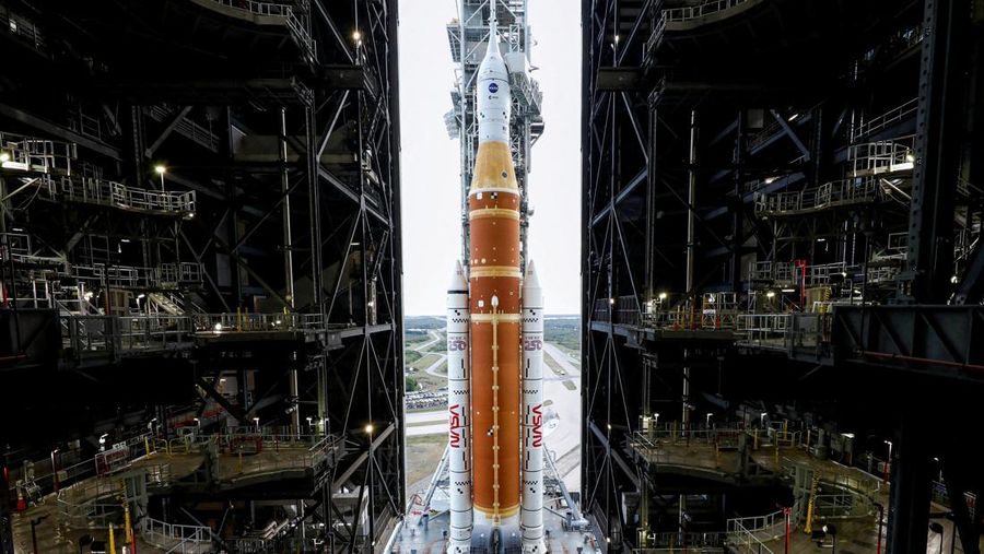 Roket Space Launch System (SLS), dengan kapsul awak Orion, berdiri di kompleks peluncuran 39B saat persiapan terus berlanjut untuk misi Artemis 2 ke Bulan di Kennedy Space Center di Cape Canaveral, Florida, AS, 18 Januari 2026. (REUTERS/Steve Nesius)