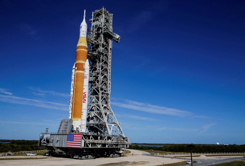 Roket Space Launch System (SLS), dengan kapsul awak Orion, berdiri di kompleks peluncuran 39B saat persiapan terus berlanjut untuk misi Artemis 2 ke Bulan di Kennedy Space Center di Cape Canaveral, Florida, AS, 18 Januari 2026. (REUTERS/Steve Nesius)