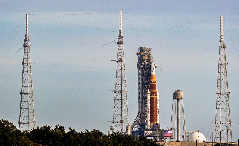 Roket Space Launch System (SLS), dengan kapsul awak Orion, berdiri di kompleks peluncuran 39B saat persiapan terus berlanjut untuk misi Artemis 2 ke Bulan di Kennedy Space Center di Cape Canaveral, Florida, AS, 18 Januari 2026. (REUTERS/Steve Nesius)