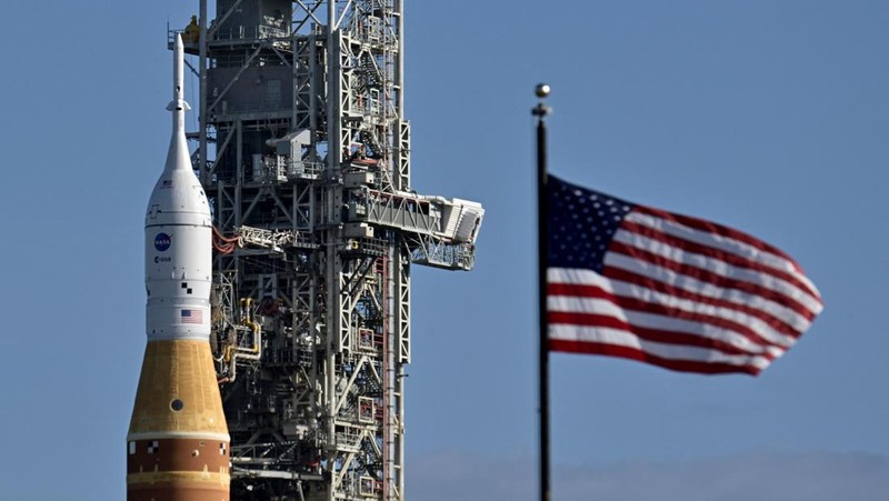 Roket Space Launch System (SLS), dengan kapsul awak Orion, berdiri di kompleks peluncuran 39B saat persiapan terus berlanjut untuk misi Artemis 2 ke Bulan di Kennedy Space Center di Cape Canaveral, Florida, AS, 18 Januari 2026. (REUTERS/Steve Nesius)