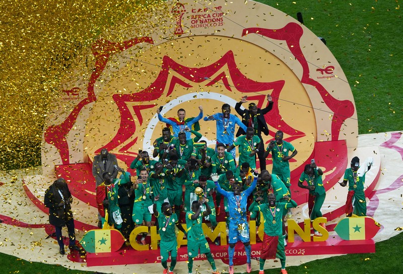 Sadio Mane mengangkat trofi bersama rekan-rekan setimnya saat Senegal merayakan kemenangan usai menjuarai Piala Afrika CAF 2025 dengan mengalahkan Maroko di partai final, Stadion Pangeran Moulay Abdellah, Rabat, Maroko, 18 Januari 2026. (REUTERS/Stringer)