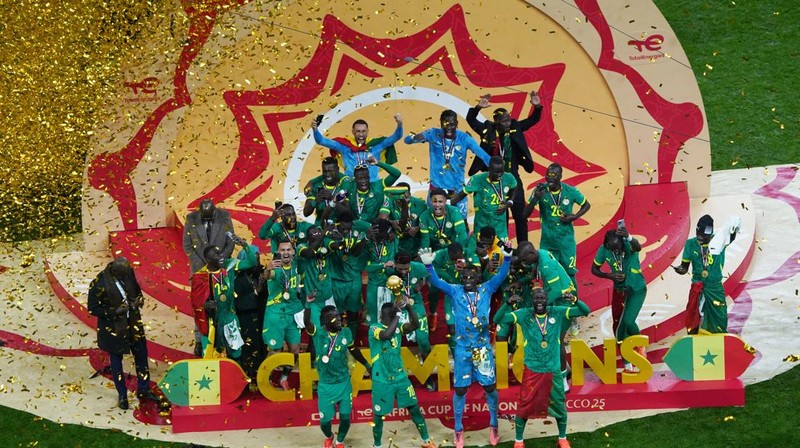 Sadio Mane mengangkat trofi bersama rekan-rekan setimnya saat Senegal merayakan kemenangan usai menjuarai Piala Afrika CAF 2025 dengan mengalahkan Maroko di partai final, Stadion Pangeran Moulay Abdellah, Rabat, Maroko, 18 Januari 2026. (REUTERS/Stringer)