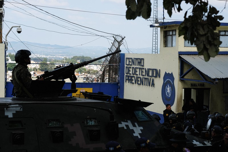 Polisi anti huru hara memasuki penjara Zona 18 selama kekerasan geng menyusul kerusuhan penjara yang menewaskan beberapa petugas polisi, di Kota Guatemala, Guatemala, 18 Januari 2026. (REUTERS/Josue Decavele)