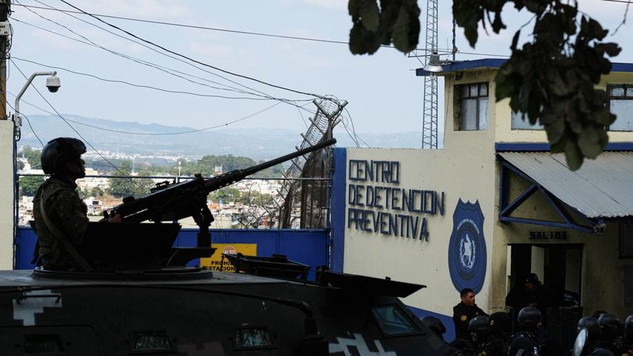 Polisi anti huru hara memasuki penjara Zona 18 selama kekerasan geng menyusul kerusuhan penjara yang menewaskan beberapa petugas polisi, di Kota Guatemala, Guatemala, 18 Januari 2026. (REUTERS/Josue Decavele)