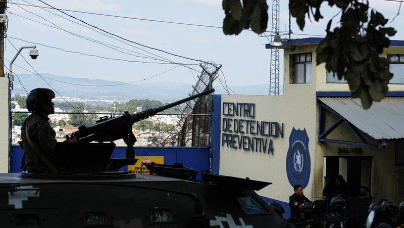 Polisi anti huru hara memasuki penjara Zona 18 selama kekerasan geng menyusul kerusuhan penjara yang menewaskan beberapa petugas polisi, di Kota Guatemala, Guatemala, 18 Januari 2026. (REUTERS/Josue Decavele)