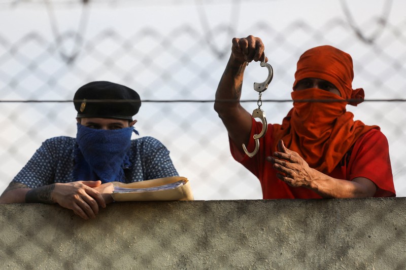 Polisi anti huru hara memasuki penjara Zona 18 selama kekerasan geng menyusul kerusuhan penjara yang menewaskan beberapa petugas polisi, di Kota Guatemala, Guatemala, 18 Januari 2026. (REUTERS/Josue Decavele)