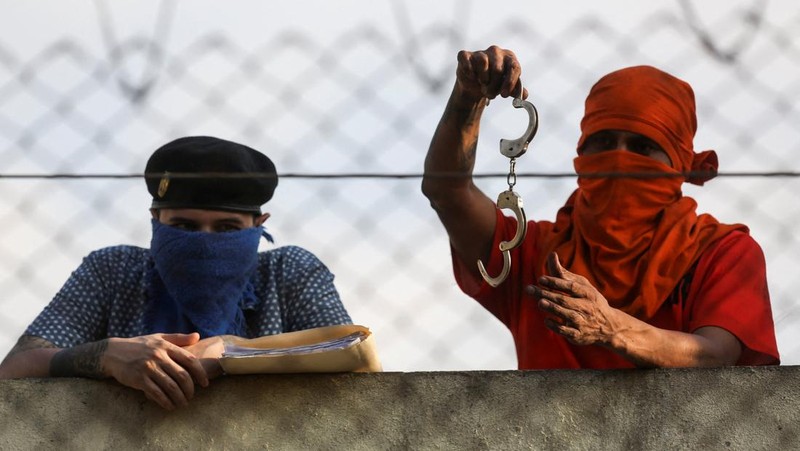 Polisi anti huru hara memasuki penjara Zona 18 selama kekerasan geng menyusul kerusuhan penjara yang menewaskan beberapa petugas polisi, di Kota Guatemala, Guatemala, 18 Januari 2026. (REUTERS/Josue Decavele)