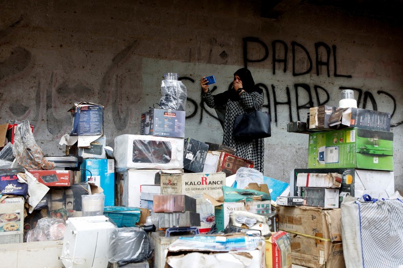 Kobaran api dan asap membubung dari kebakaran yang terjadi di Pusat Perbelanjaan Gul Plaza di Karachi, Pakistan, 18 Januari 2026. (REUTERS/Stringer)