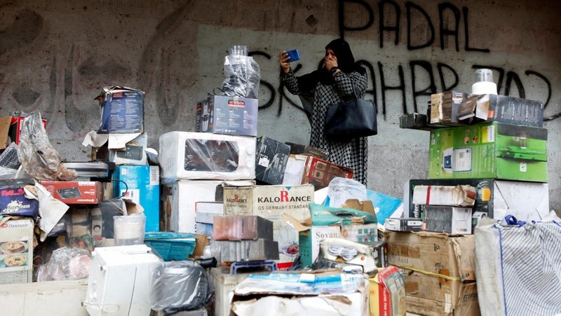Kobaran api dan asap membubung dari kebakaran yang terjadi di Pusat Perbelanjaan Gul Plaza di Karachi, Pakistan, 18 Januari 2026. (REUTERS/Stringer)