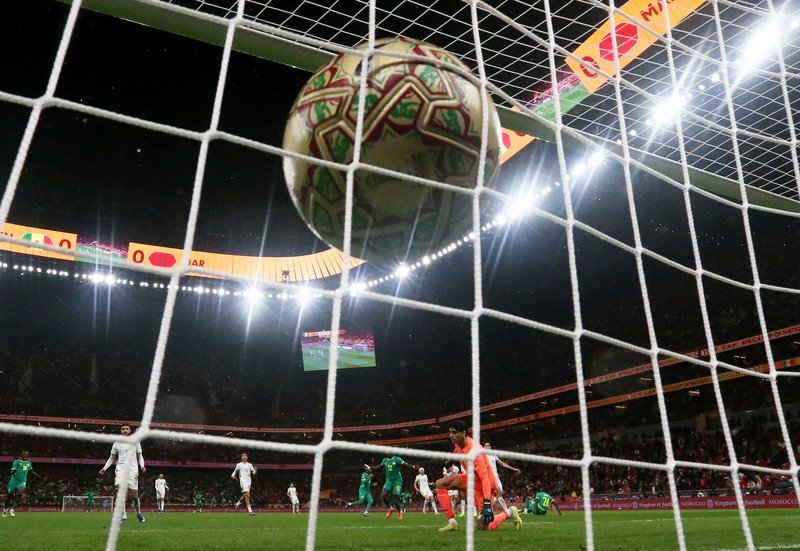 Sadio Mane mengangkat trofi bersama rekan-rekan setimnya saat Senegal merayakan kemenangan usai menjuarai Piala Afrika CAF 2025 dengan mengalahkan Maroko di partai final, Stadion Pangeran Moulay Abdellah, Rabat, Maroko, 18 Januari 2026. (REUTERS/Stringer)