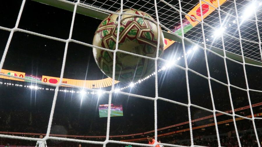 Sadio Mane mengangkat trofi bersama rekan-rekan setimnya saat Senegal merayakan kemenangan usai menjuarai Piala Afrika CAF 2025 dengan mengalahkan Maroko di partai final, Stadion Pangeran Moulay Abdellah, Rabat, Maroko, 18 Januari 2026. (REUTERS/Stringer)