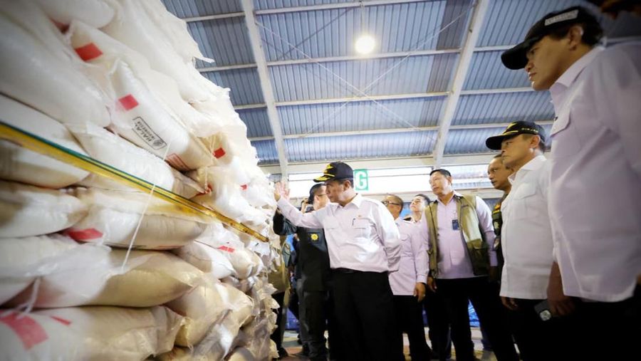 Sidak ke Tanjung Balai Karimun, Mentan Amran Bongkar 1.000 Ton Beras Langgar Aturan Karantina. (Dok. Kementan)