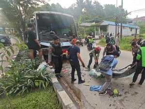 Gagal Nyalip gegara Low Power, Sedan Tabrak Bus di Samarinda