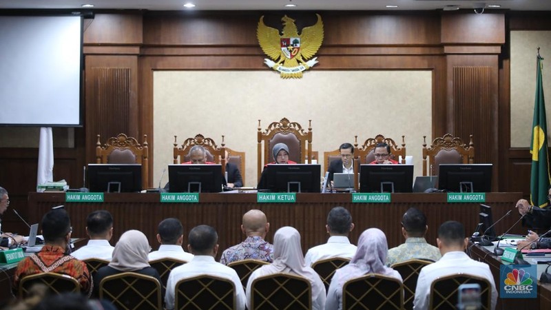Terdakwa kasus dugaan pemerasan dalam pengurusan sertifikat K3 di Kementerian Ketenagakerjaan Immanuel Ebenezer menjalani sidang pembacaan dakwaan di Pengadilan Tipikor, Jakarta, Senin (19/1/2026). (CNBC Indonesia/Faisal Rahman)