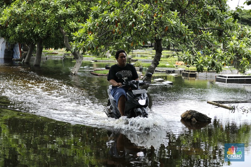 TPU Semper terendam banjir karena rendahnya permukaan tanah. (CNBC Indonesia/Tri Susilo)