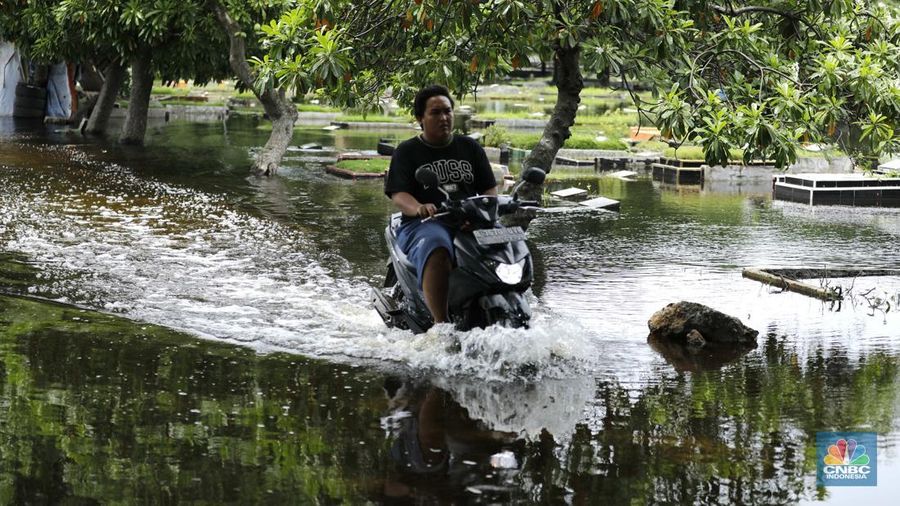 TPU Semper terendam banjir karena rendahnya permukaan tanah. (CNBC Indonesia/Tri Susilo)
