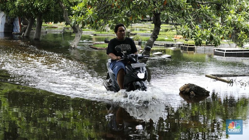 TPU Semper terendam banjir karena rendahnya permukaan tanah. (CNBC Indonesia/Tri Susilo)