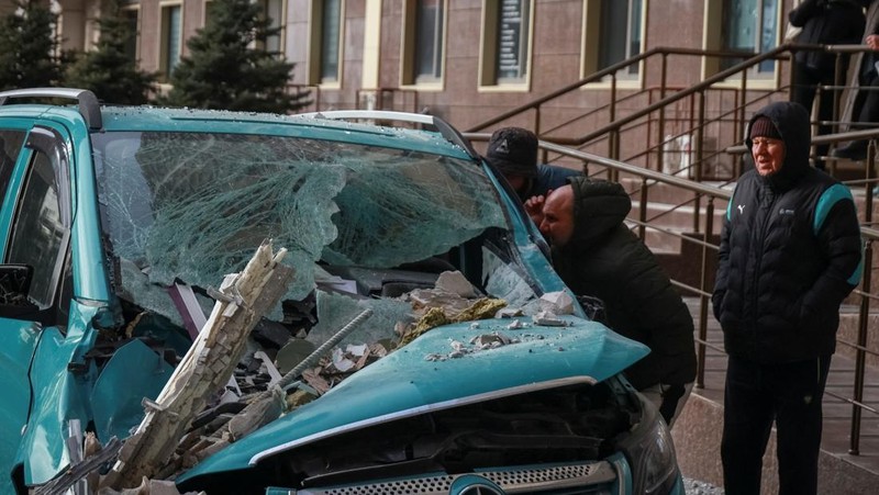 Residents walk at the site of the Russian drone strike, amid Russia's attack on Ukraine, in Odesa, Ukraine January 19, 2026. REUTERS/Nina Liashonok     TPX IMAGES OF THE DAY