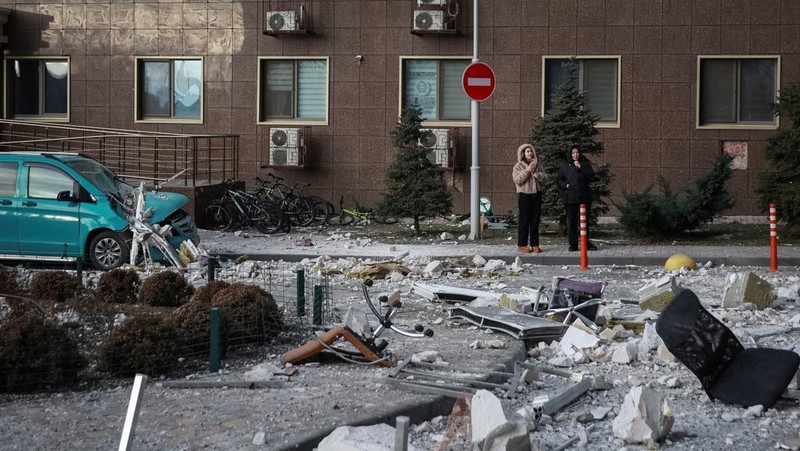 Residents walk at the site of the Russian drone strike, amid Russia's attack on Ukraine, in Odesa, Ukraine January 19, 2026. REUTERS/Nina Liashonok     TPX IMAGES OF THE DAY