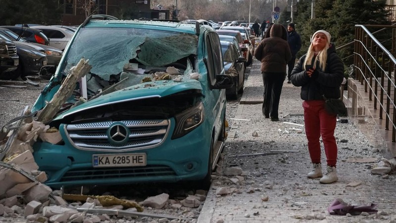 Residents walk at the site of the Russian drone strike, amid Russia's attack on Ukraine, in Odesa, Ukraine January 19, 2026. REUTERS/Nina Liashonok     TPX IMAGES OF THE DAY