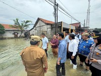 Wapres Gibran Blusukan Cek Banjir Bekasi, Minta Sungai Dinormalisasi