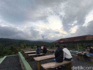 Melihat Panorama Ciremai dari Warung Sejuta Kelapa di Kuningan