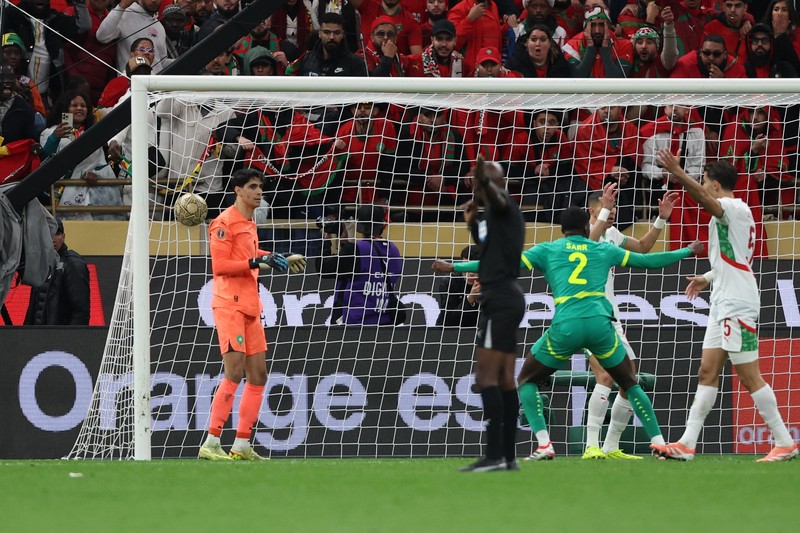 Sadio Mane mengangkat trofi bersama rekan-rekan setimnya saat Senegal merayakan kemenangan usai menjuarai Piala Afrika CAF 2025 dengan mengalahkan Maroko di partai final, Stadion Pangeran Moulay Abdellah, Rabat, Maroko, 18 Januari 2026. (REUTERS/Stringer)