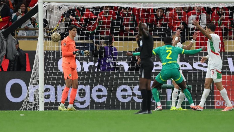 Sadio Mane mengangkat trofi bersama rekan-rekan setimnya saat Senegal merayakan kemenangan usai menjuarai Piala Afrika CAF 2025 dengan mengalahkan Maroko di partai final, Stadion Pangeran Moulay Abdellah, Rabat, Maroko, 18 Januari 2026. (REUTERS/Stringer)