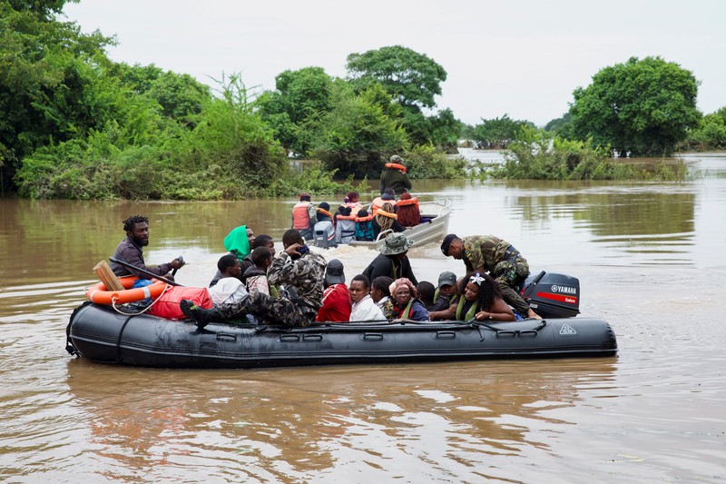 Anggota militer Mozambik, bersama dengan pegawai negeri, membantu korban banjir setelah berminggu-minggu diguyur hujan lebat di Distrik Boane, Maputo, Mozambik, 19 Januari 2026. (REUTERS/Amilton Neves)