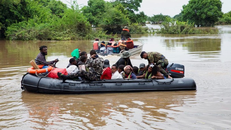 Anggota militer Mozambik, bersama dengan pegawai negeri, membantu korban banjir setelah berminggu-minggu diguyur hujan lebat di Distrik Boane, Maputo, Mozambik, 19 Januari 2026. (REUTERS/Amilton Neves)