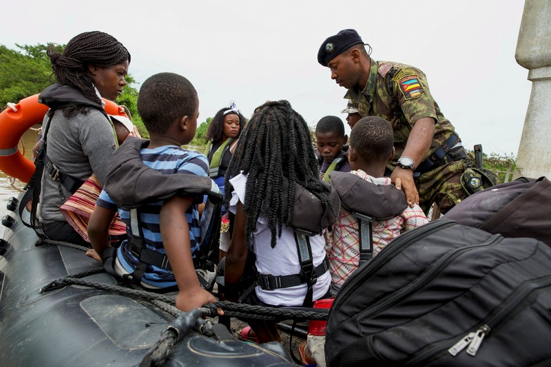 Anggota militer Mozambik, bersama dengan pegawai negeri, membantu korban banjir setelah berminggu-minggu diguyur hujan lebat di Distrik Boane, Maputo, Mozambik, 19 Januari 2026. (REUTERS/Amilton Neves)