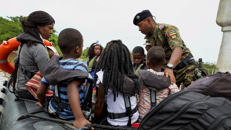 Anggota militer Mozambik, bersama dengan pegawai negeri, membantu korban banjir setelah berminggu-minggu diguyur hujan lebat di Distrik Boane, Maputo, Mozambik, 19 Januari 2026. (REUTERS/Amilton Neves)