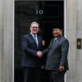 Perdana Menteri Inggris Keir Starmer berjabat tangan dengan Presiden Indonesia Prabowo Subianto di Downing Street, London. Selasa 20/1/2026. JUSTIN TALLIS/Pool via REUTERS